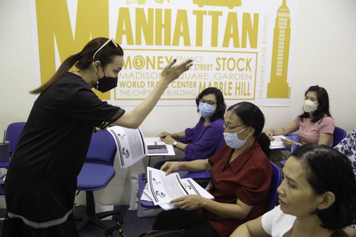 Sự tận tình của cô giáo giúp các học viên học tiếng Anh rất hiệu quả.