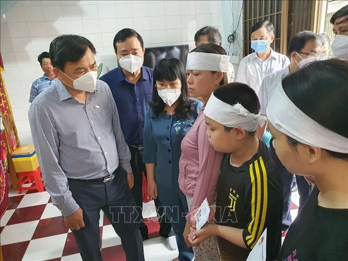 Thứ trưởng Bộ NN và PTNT Nguyễn Hoàng Hiệp thăm hỏi gia đình có người tử vong do mưa, gió lốc tại xã An Hòa Hải, huyện Tuy An, tỉnh Phú Yên. Ảnh: TTXVN phát