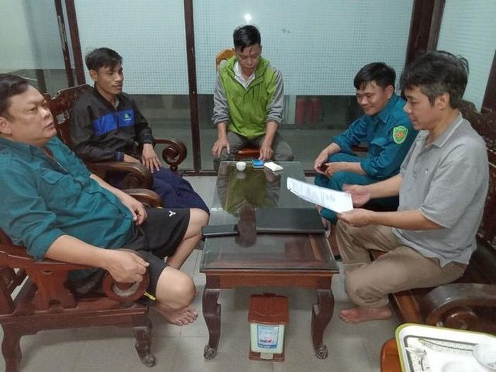 Theo chính quyền địa phương, sáng 2/4, nước lũ tại khu vực này bắt đầu giảm nhưng ngoài trời vẫn còn mưa. (Trong ảnh, chính quyền địa phương thức trắng đêm cùng người dân để canh lũ).
