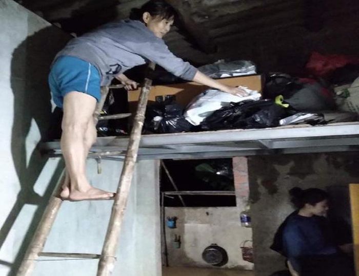 Người dân cho biết, trong đêm 1/4 nước lũ lên cao, người dân chong đèn trắng đêm để canh lũ. Nước lên chừng nào thì di chuyển tài sản lên chừng đó nhằm tránh thiệt hại.