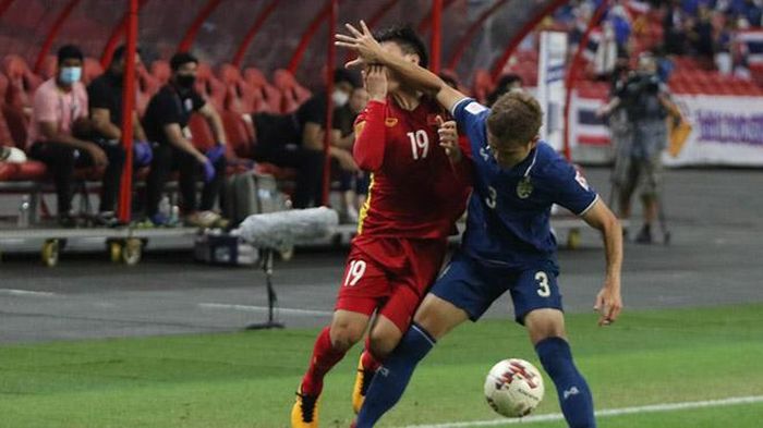 Bunmathan qua mắt trọng tài khi đánh cùi chỏ Quang Hải ở AFF Cup 2021. Ảnh: VFF