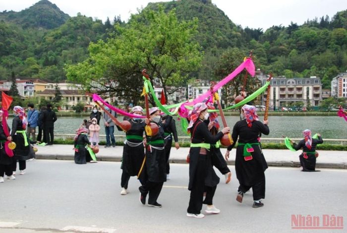 Điệu múa xòe người Tày trên phố.