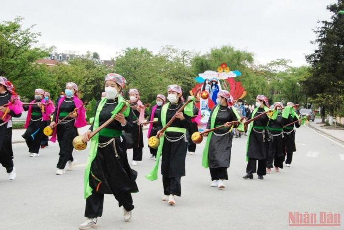 Người Tày với cây đàn tính truyền thống.