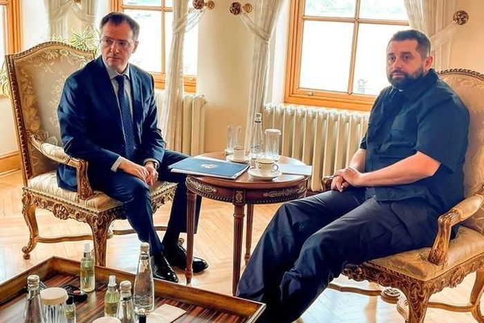 Nhà đàm phán Ukraine David Arakhamia (phải) và trợ lý tổng thống Nga Vladimir Medinsky trong cuộc đàm phán tại Istanbul (Thổ Nhĩ Kỳ) hôm 29/3. Ảnh: AP