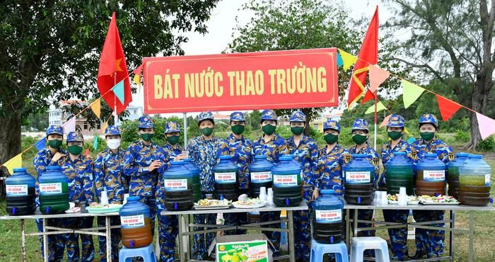 Cán bộ, hội viên phụ nữ chuẩn bị trà đường, nước sâm, kẹo bánh phục vụ cán bộ, chiến sĩ trong giờ giải lao.