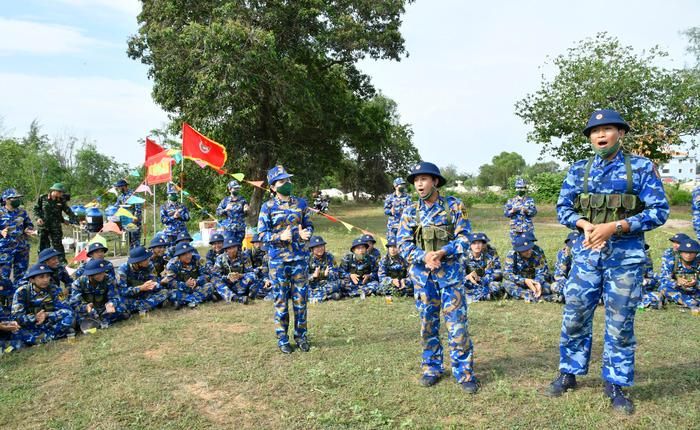 Không chỉ mang nước, kẹo bánh ra tận thao trường động viên cán bộ, chiến sĩ sau những giờ huấn luyện vất vả, các hội viên phụ nữ còn chuyện trò, nắm bắt tâm tư, giao lưu văn nghệ giúp bộ đội có tinh thần vui vẻ, phấn chấn để bước vào giờ huấn luyện tiếp theo.