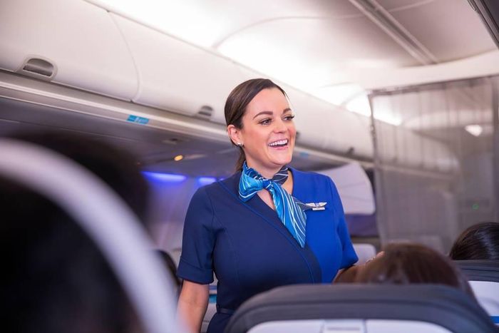  Chính sách đồng phục mới được ban hành sau cáo buộc phân biệt giới tính vào năm 2021. Ảnh: Alaska Airlines. 
