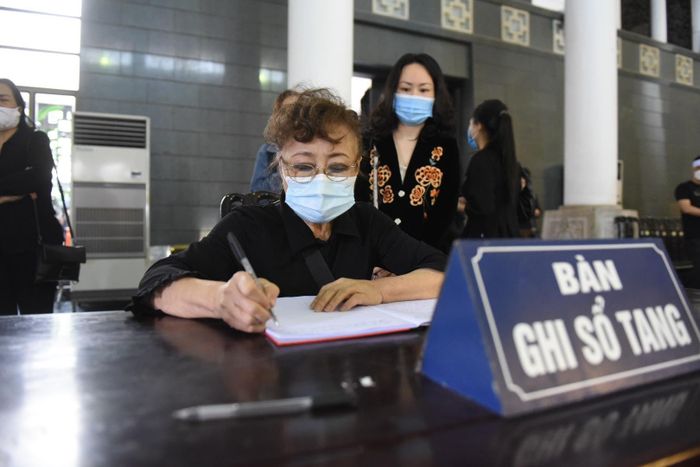 NSƯT Kim Tiến, MC Thái Tuấn và gia đình trong lễ tang NSUT Minh Trí.