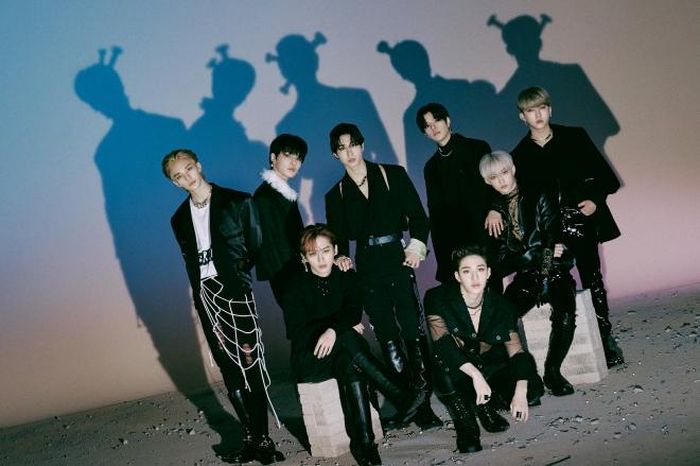 Các chàng trai Stray Kids trong ảnh chụp quảng bá “Oddinary”