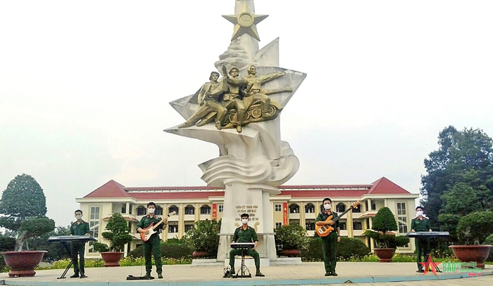 Ban nhạc Đất đỏ phục vụ quay phim phóng sự kỷ niệm Ngày truyền thống Sư đoàn (16-11-2020).