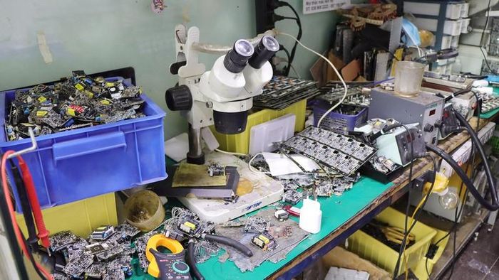 Máy móc hỗ trợ việc lắp ráp tại hiện trường.