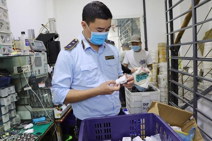 Lực lượng QLTT Hà Nội kiểm đếm sản phẩm có dấu hiệu vi phạm