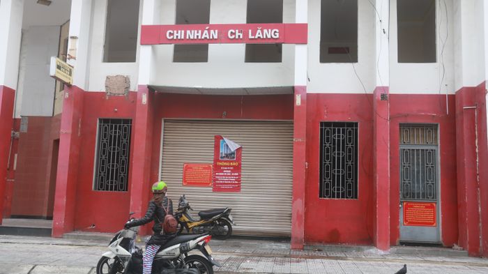 Một chi nhánh ngân hàng trên đường Ngô Gia Tự cạnh sân vận động Chi Lăng đã di dời, bàn giao mặt bằng theo quy định và thông báo của cơ quan quan chức năng TP.