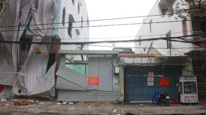 Người dân dọc các tuyến đường quanh sân vận động Chi Lăng chấp hành yêu cầu của chính quyền, tự di dời để bàn giao lại mặt bằng.