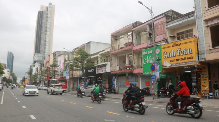 Theo Cục Thi hành án dân sự TP Đà Nẵng, khu phức hợp sân vận động Chi Lăng mới được phê duyệt sơ đồ ranh giới, chưa được lập, phê duyệt quy hoạch chi tiết nên người nhận chuyển nhượng cũng không thể sử dụng đất vì việc sử dụng đất bắt buộc phải phù hợp với quy hoạch. Điều này dẫn tới việc các tổ chức, cá nhân không thể tham gia đấu giá để mua lại tài sản và làm cho việc xử lý tài sản kê biên để thi hành án chưa thực hiện được. Đây là một trong những khó khăn, vướng mắc đã được Cục Thi hành án dân sự TP Đà Nẵng báo cáo lên cơ quan chức năng TP.