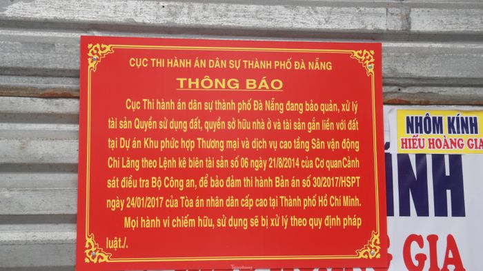 Để đảm bảo thi hành bản án số 30 ngày 24/1/2017 của TAND cấp cao tại TP HCM liên quan đến Phạm Công Danh và Tập đoàn Thiên Thanh, cơ quan chức năng TP Đà Nẵng đã dán thông báo của Cục Thi hành án dân sự TP Đà Nẵng lên các căn nhà thuộc diện thu hồi quanh sân vận động Chi Lăng, dọc các tuyến đường Lê Duẩn, Hùng Vương, Chi Lăng, Ngô Gia Tự.