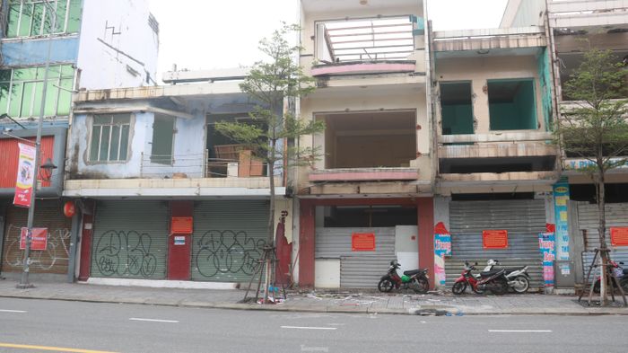 Năm 2021, UBND TP Đà Nẵng đã giao cho UBND quận Hải Châu tiến hành giải tỏa đền bù, bàn giao mặt bằng đối với các hồ sơ còn lại chưa thực hiện đền bù giải tỏa và bàn giao toàn bộ các hồ sơ đã đền bù tại khu vực sân vận động Chi Lăng đã đền bù tại khu vực sân vận động Chi Lăng cho Cục thi hành án dân sự TP để thực hiện thi hành án theo quy định. Tuy nhiên, thời điểm đó, dịch bệnh COVID-19 bùng phát, buôn bán khó khăn nên các hộ dân đã xin gia hạn đến hết tháng 3/2022 sẽ bàn giao mặt bằng.