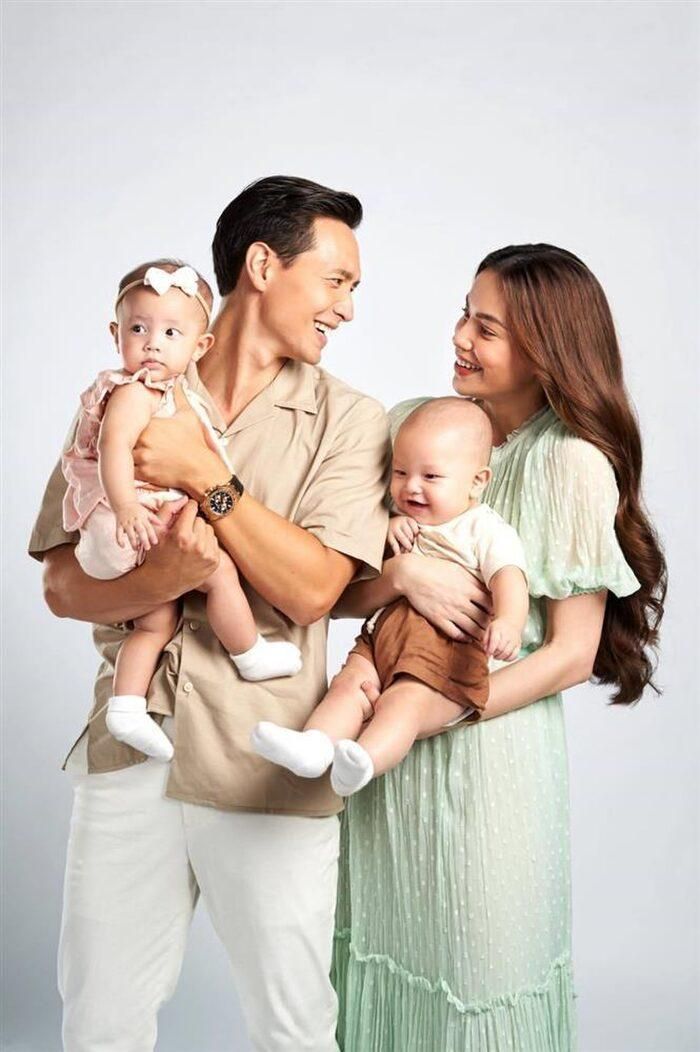 Bố mẹ của Lisa - Leon còn sở hữu cơ ngơi siêu khủng với loạt siêu xe đắt tiền và nguồn thu nhập khiến nhiều người mơ ước.