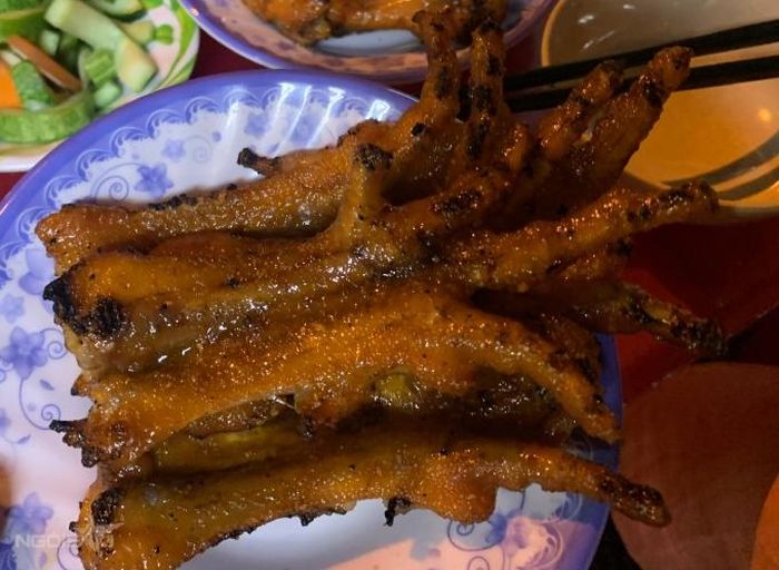 Ba cặp chân gà nướng ở quán, giá 90.000 đồng.