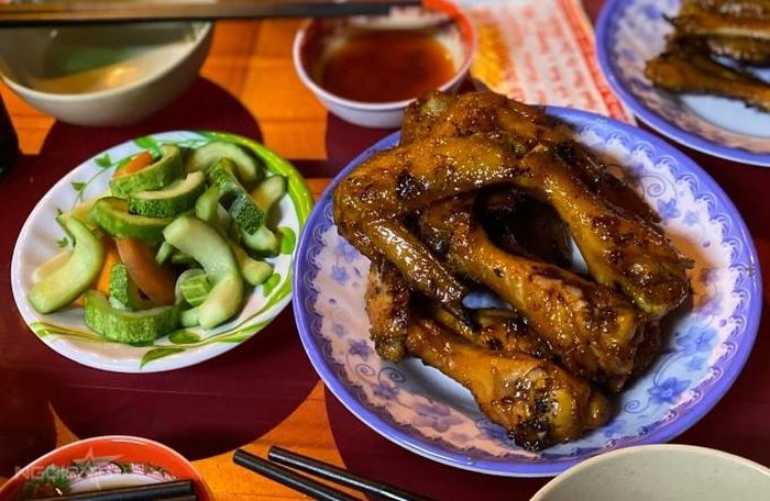 Cánh và đùi gà nướng ăn kèm dưa leo.