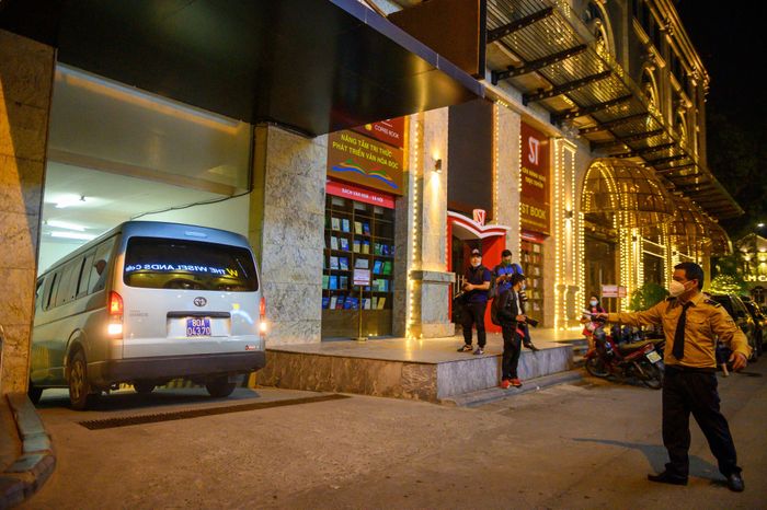 Lúc 19h40, chiếc biển xanh 16 chỗ rời trụ sở. Chiếc xe này hiện là ôtô duy nhất còn đỗ tại đây. 