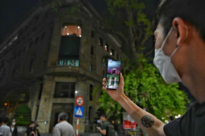  Nhiều người đến theo dõi sự việc và livestream. 