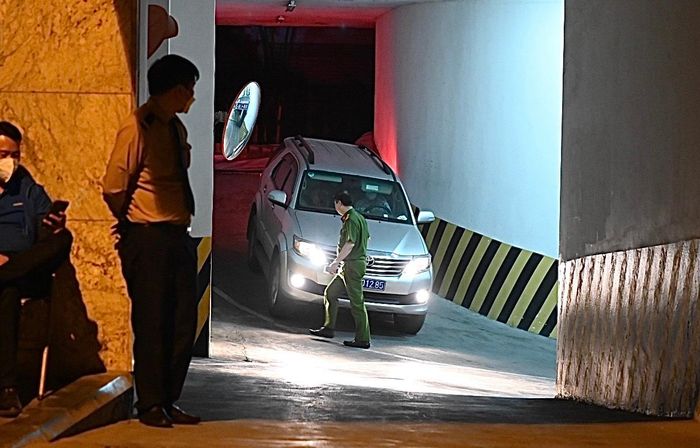  Rạng sáng 6/4, chiếc Fortuner chở công an rời trụ sở Tân Hoàng Minh. Tòa nhà lúc này vẫn còn tầng sáng đèn. 