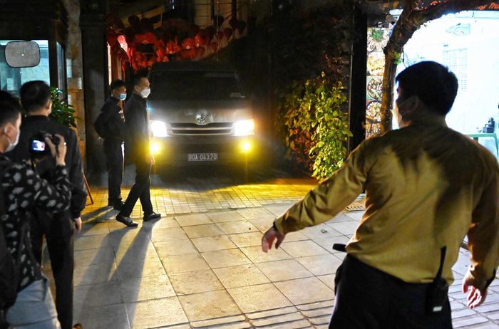  22h, xe 16 chỗ biển xanh lùi vào cổng trụ sở phía đường Quang Trung. 
