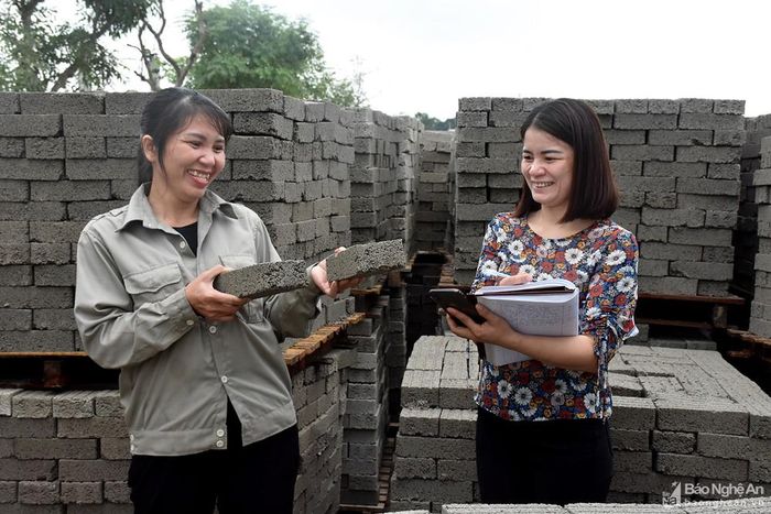 Khách hàng đánh giá cao về chất lượng và mẫu mã của gạch không nung sử dụng công nghệ mới sản xuất. Ảnh: PV