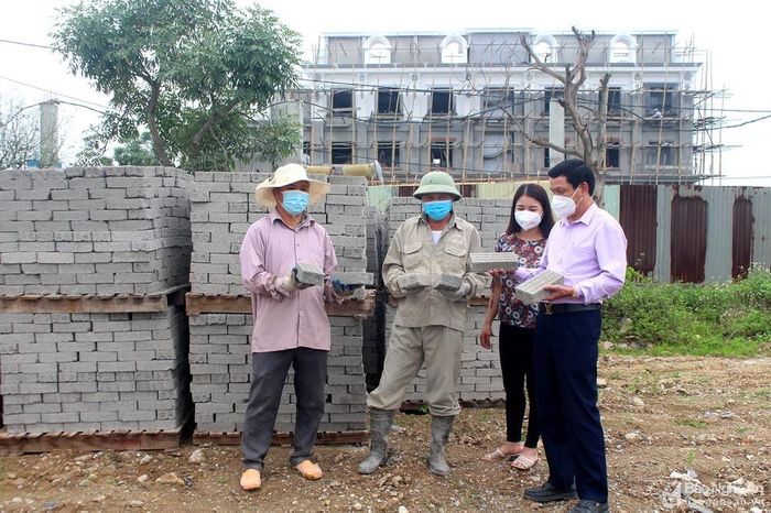 So với gạch nung truyền thống, loại gạch này chi phí đầu tư, sản xuất và giá thành thấp. Ảnh: PV