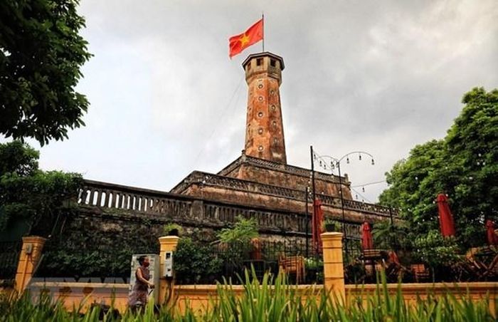 Cờ đỏ sao vàng tung bay trên đỉnh Cột cờ Hà Nội. Ảnh: Thành Đạt/TTXVN