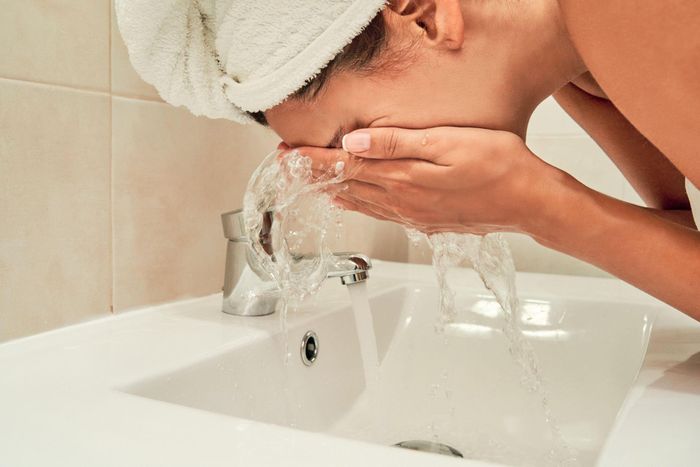 Làm sạch, dưỡng ẩm và chống nắng là ba bước quan trọng để bảo vệ da. Ảnh: Rte.
