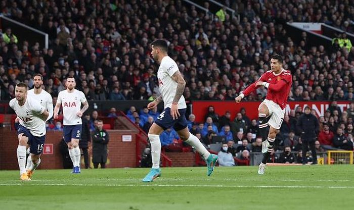 Ronaldo "nã đại bác" tung lưới Spurs ở vòng 29 giải Ngoại hạng Anh.