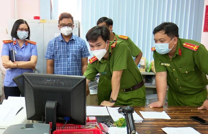  Cảnh sát khám xét nơi làm việc của bị can. Ảnh: Nghiêm Túc. 