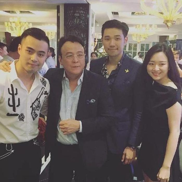 Anh Sa vô cùng thân thiết với hai anh và là "con cưng" trong gia đình