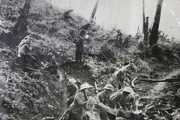 Thanh niên xung phong mở đường 20 Quyết Thắng. Ảnh tư liệu