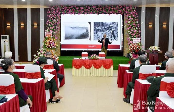 Các đại biểu ôn lại kỷ niệm những ngày tháng làm nhiệm vụ trên tuyến đường 20 Quyết Thắng. Ảnh: Công Kiên