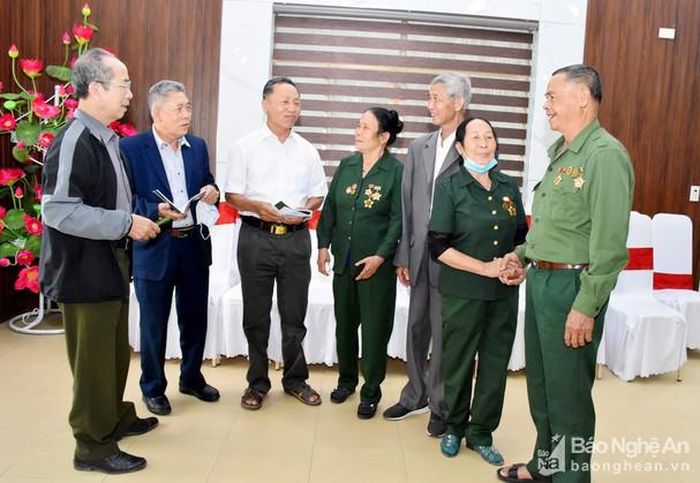 Niềm vui gặp lại của những người từng làm nhiệm vụ trên tuyến đường 20 Quyết Thắng. Ảnh: Công Kiên
