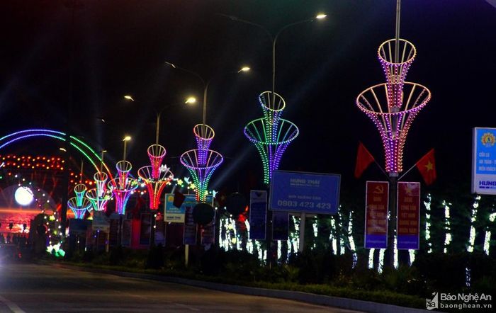 Các tuyến đường huyền ảo, đầy sắc màu khi về đêm. Ảnh: P.V