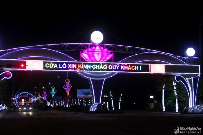 Công tác chỉnh trang đô thị phục vụ cho mùa du lịch biển được T.X Cửa Lò đặc biệt chú trọng và đẩy nhanh tiến độ thi công, đến nay đã cơ bản hoàn thành trước ngày lễ khai trương. Khi đêm xuống, phố biển Cửa Lò khoác lên mình chiếc áo lung linh, rực rỡ với hệ thống đèn chiếu sáng, đèn trang trí. Trong ảnh: Khu vực cổng chào tại thị xã được đầu tư, nâng cấp, tạo ấn tượng cho du khách . Ảnh: P.V