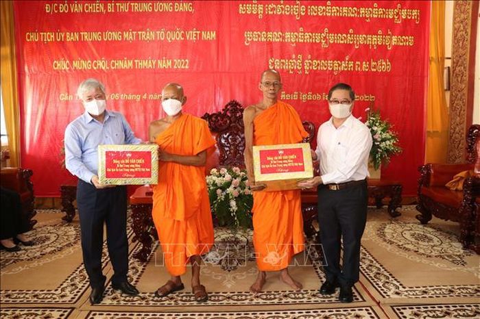 Ông Đỗ Văn Chiến, Bí thư Trung ương Đảng, Chủ tịch Ủy ban Trung ương MTTQ Việt Nam và Chủ tịch UBND thành phố Cần Thơ Trần Việt Trường tặng quà tết cho các đại biểu. Ảnh: Ngọc Thiện/TTXVN.