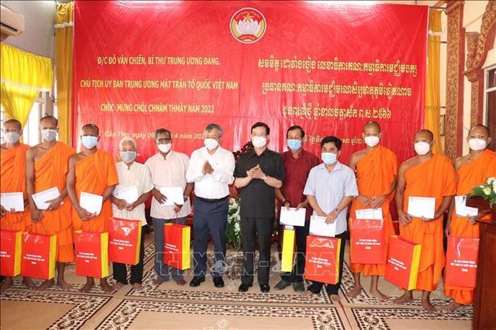 Lãnh đạo Trung ương và thành phố Cần Thơ tặng quà tết cho các tăng sinh đồng bào dân tộc Khmer. Ảnh: Ngọc Thiện/TTXVN.