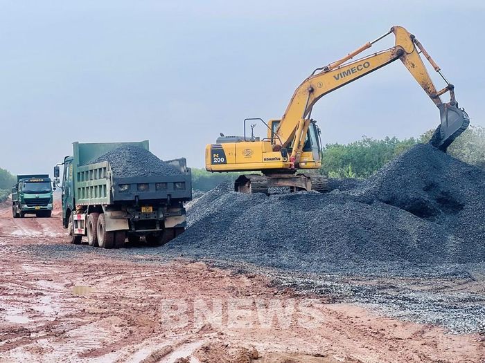 Nhà thầu cam kết thi công 3 ca khi thời tiết thuận lợi. Ảnh: Quang Toàn/BNEWS/TTXVN