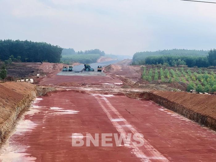 Giai đoạn 1 của dự án cao tốc Phan Thiết - Dầu Giây được xây dựng theo quy mô 4 làn xe, bề rộng nền 25m, với 6 nút giao và 65 cầu với tổng mức đầu tư hơn 12.577 tỷ đồng; trong đó, chi phí xây dựng là hơn 7.200 tỷ đồng. Ảnh: Quang Toàn/BNEWS/TTXVN