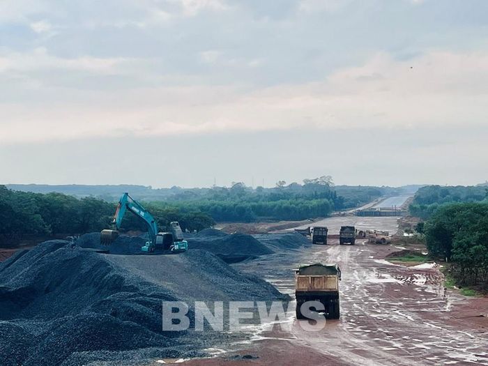Các nhà thầu thi công trong mọi thời tiết. Ảnh: Quang Toàn/BNEWS/TTXVN