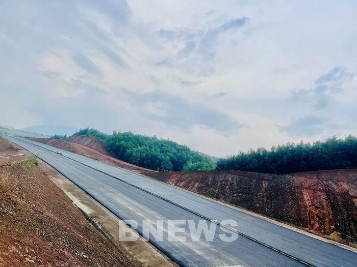 Một đoạn cao tốc Phan Thiết - Dầu Giây đã được thảm bê tông nhựa C19. Ảnh: Quang Toàn/BNEWS/TTXVN