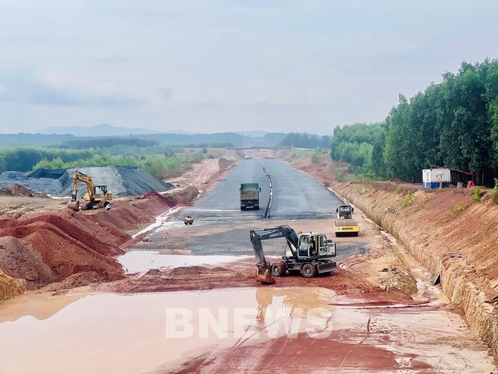 Trên tuyến còn nhiều đoạn "xôi đỗ" do thiếu vật liệu đất đắp. Ảnh: Quang Toàn/BNEWS/TTXVN