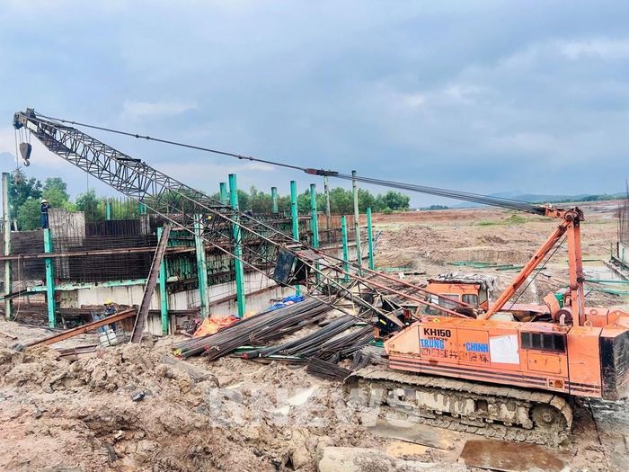 Nhà thầu đang đẩy mạnh thi công phần cầu vượt thuộc dự án. Ảnh: Quang Toàn/BNEWS/TTXVN