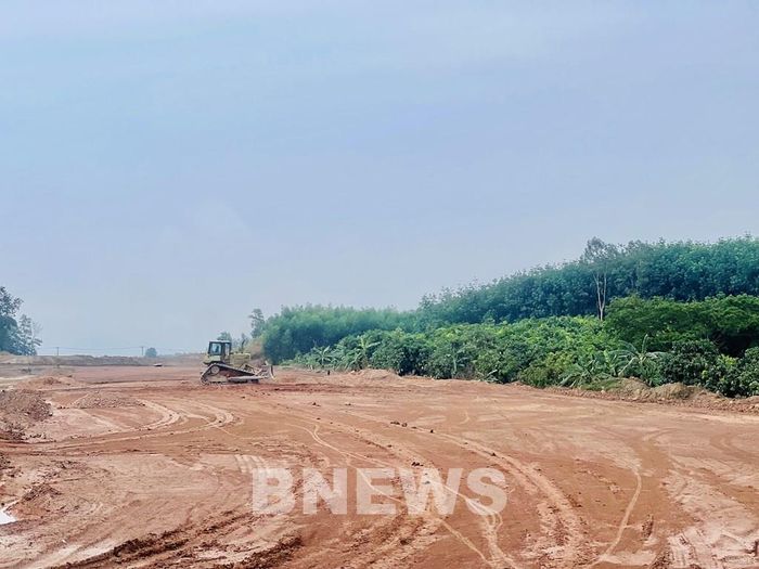 Do thiếu đất đắp nên nhiều đoạn tuyến thuộc cao tốc Phan Thiết - Dầu Giây chưa thể hoàn thành phần đắp nền. Ảnh: Quang Toàn/BNEWS/TTXVN