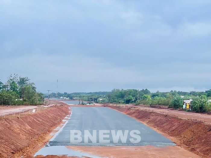 Nhiều đoạn tuyến các nhà thầu đã thi công lớp sub-base và base tiến tới thảm nhựa bê tông CT19. Ảnh: Quang Toàn/BNEWS/TTXVN